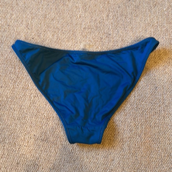 Victoria’s Secret string bikini with lacquered orchid details - Picture 4 of 7